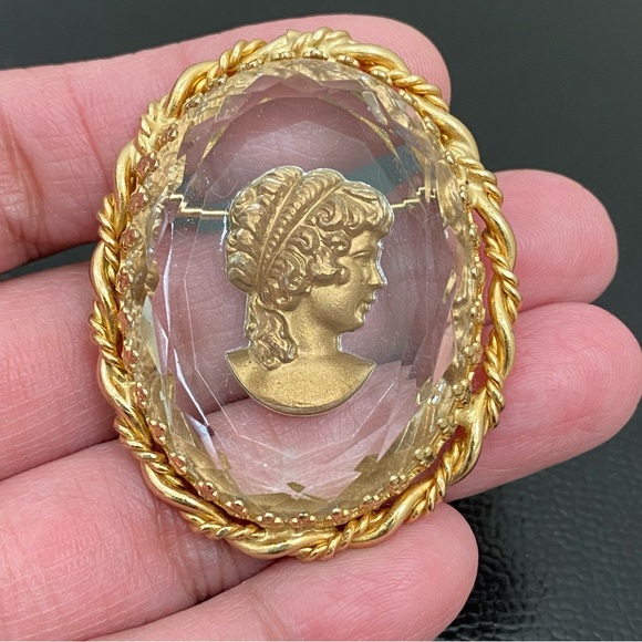 Vintage Unsigned Gold-tone Intaglio Cameo Victorian Revival Brooch - Picture 9 of 11